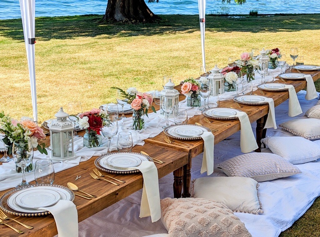 16 person luxury picnic in Miami adorned with flowers.