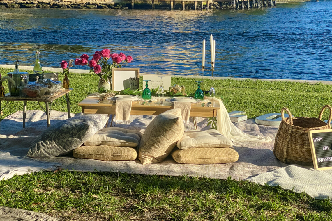 Luxury picnic for 2 with a lake view in South Florida